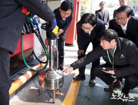정량기준탱크 살펴보는 김정관 산업장관