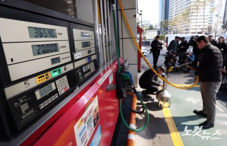 휘발유 정량 확인하는 석유관리원 관계자들