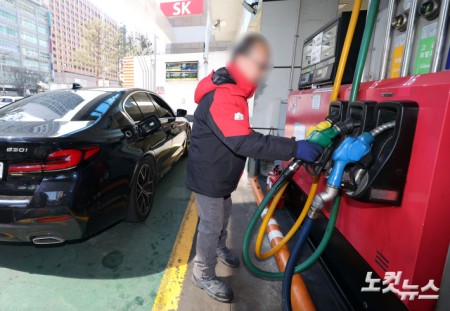 석유 최고가격제 오늘부터 시행…휘발유 1724원·경유 1713원