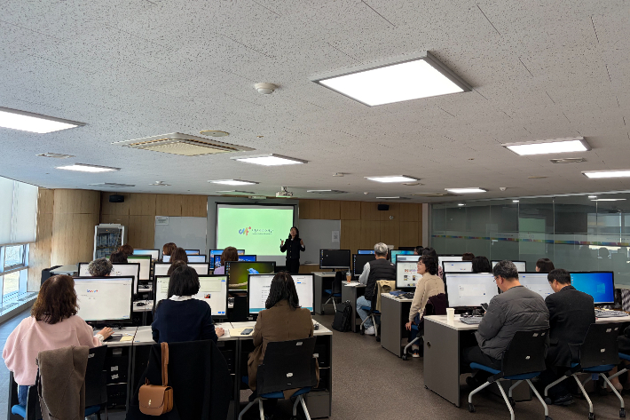 강원특별자치도교육청은 13일 오전 춘천 강원시청자미디어센터에서 '2026 교육지원청 문화교육 업무담당자 인공지능(AI) 활용 공동연수'를 실시했다. 강원교육청 제공