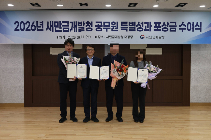 현대자동차의 9조 원대 새만금 투자를 유치한 공무원을 포상한 김의겸 청장(왼쪽에서 두 번째). 김 전 청장은 포상 후 다음날 청장직을 사퇴했다. 김의겸 전 청장 페이스북 캡처