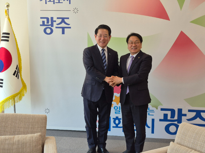 김영록 민주당 전남광주특별시장 예비 후보와 강기정 광주광역시장인 13일 광주시청에서 환담하고 있다.김영록 예비 후보 측 제공