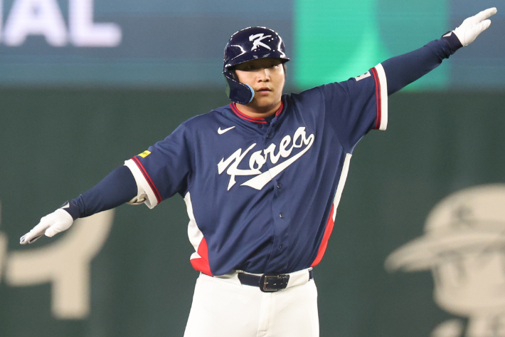 세리머니 펼치는 문보경. 연합뉴스