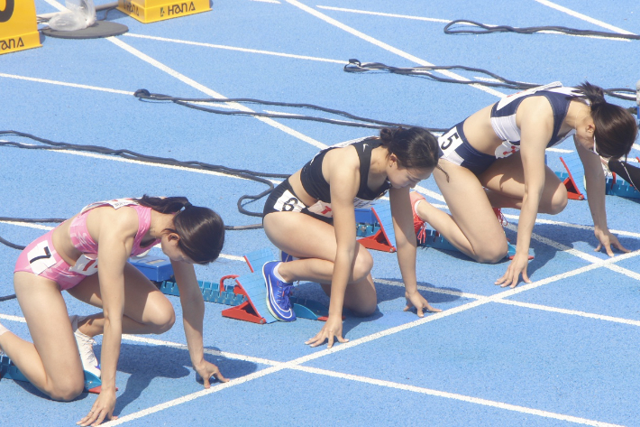 출발을 기다리는 육상 100m 선수들. 윈윈스포츠컴퍼니 제공