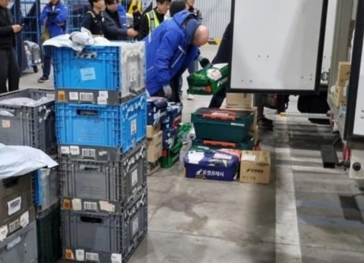 해롤드 로저스 쿠팡 대표가 12일 밤 경기도 성남 인근의 캠프를 찾아 쿠팡 새벽배송 현장에서 배송 직원들과 함께 상품을 싣는 모습. 한 온라인 커뮤니티 캡처