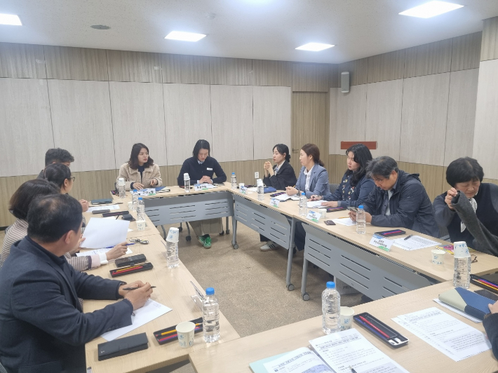 전북 순창군은 지난 12일 농협 순창군지부에서 농협과 순창군지역자활센터, 주민자치협동조합 관계자 등이 참석한 가운데 '농어촌기본소득 면 지역 서비스 연계 방안 간담회'를 개최했다. 순창군 제공