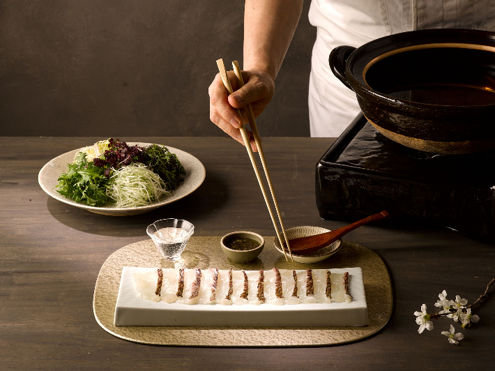 메인으로 제공되는 도미 샤브샤브는 맑고 깊게 우려낸 도미뼈 육수에 살이 오른 봄 도미와 산뜻한 폰즈 젤리 소스를 곁들인 요리로 주방장이 직접 룸에서 서비스한다. 웨스틴 조선 서울 제공