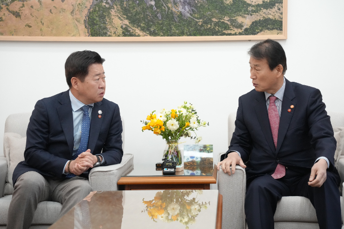 오영훈 지사(사진 왼쪽)와 권오을 장관. 제주도 제공