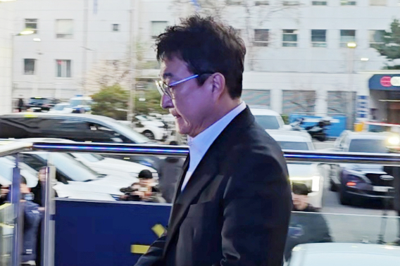 경찰 조사 마친 배우 이재룡. 연합뉴스