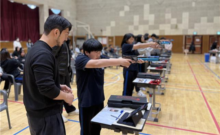 대한사격연맹이 주관한 엘리트 학교 방문 사업을 통해 사격을 체험해 보는 유소년 학생들. 대한사격연맹 제공
