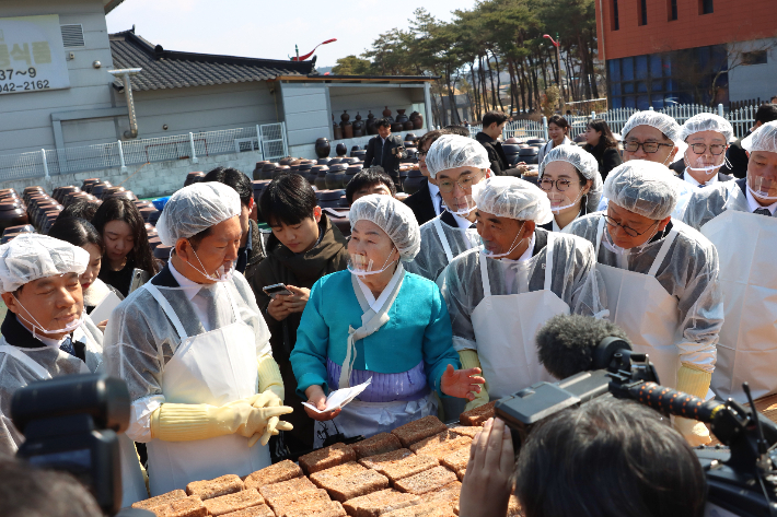 13일 전북 순창에서 열린 더불어민주당 현장최고위원회의에서 정청래 당대표와 윤준병 전북도당위원장, 안호영 국회의원 등이 발효미생물산업진흥원 현황을 살피고 있다. 민주당 전북도당 제공