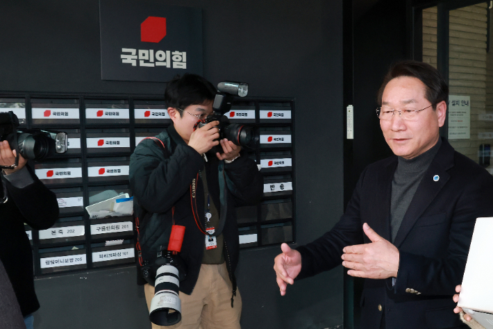 6·3 지방선거 국민의힘 인천시장 후보인 유정복 인천시장이 13일 서울 영등포구 여의도 중앙당사 로비에서 이정현 공천관리위원장의 사퇴, 오세훈 서울시장의 공천 미신청 등 당내 혼란 상황에 관해 입장을 밝힌 뒤 떠나고 있다. 연합뉴스