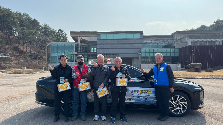 울진군 관광택시 기사들이 기념사진을 촬영하고 있다. 울진군 제공