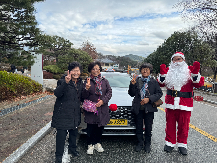 지난해 성탄절을 앞두고 운영한 산타 관광택시에서 관광객들이 기념사진을 촬영하고 있다. 울진군 제공