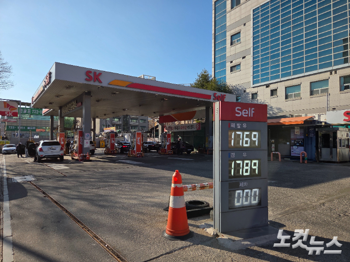 '석유 최고가격제'가 시행된 13일, 경기 성남의 한 주유소가 리터당 휘발유 1769원, 경유를 1789원에 판매하고 있다. 정성욱 기자