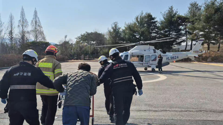 A씨를 이송하는 소방 대원들의 모습. 전북소방본부 제공