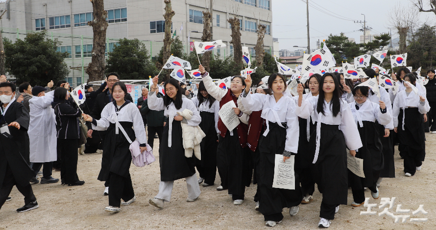 수피아여고생들이 광주 3·10 운동을 재현하고 있다. 한세민