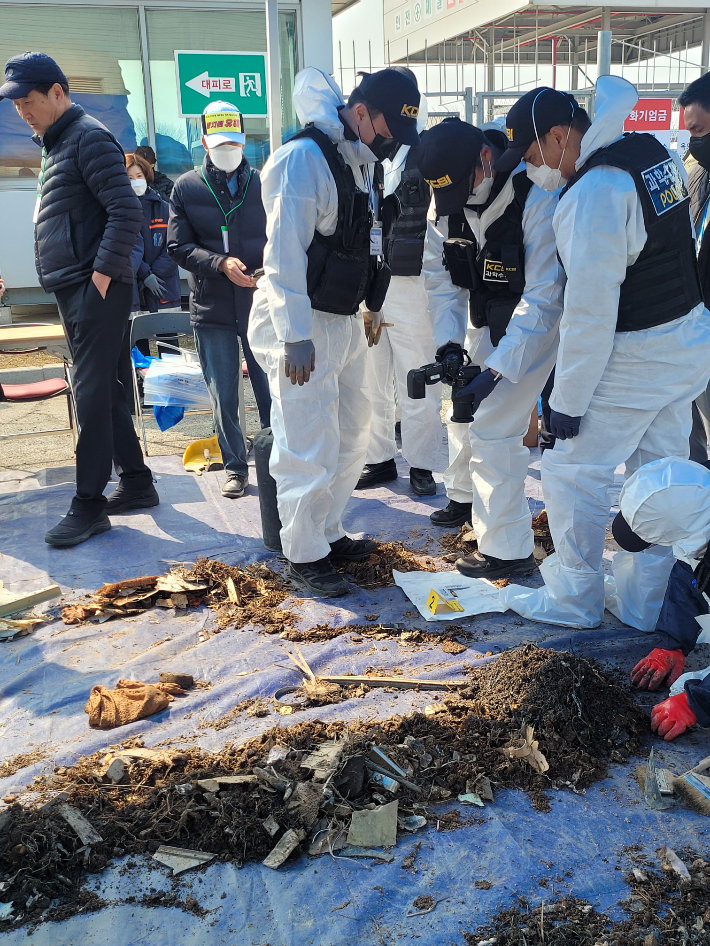 12일 국토교통부 항공·철도사고조사위원회(항철위)와 전남경찰청 과학수사대가 전남 무안군 무안국제공항에서 사고 여객기 잔해물에 대한 재조사를 진행하고 있다. 12·29 무안공항 제주항공 여객기 참사 유가족협의회 제공