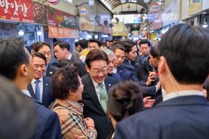 이재명 대통령, 청주 사창시장 방문. 연합뉴스