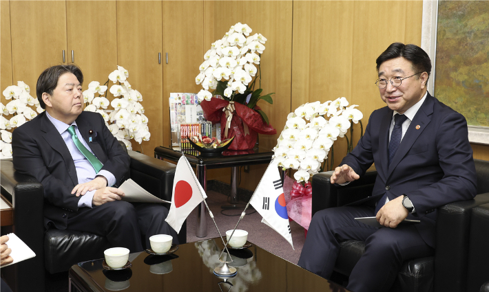 윤호중 행정안전부 장관이 3월 12일 일본 도쿄에서 하야시 요시마사(林芳正) 총무대신과 면담하고 있다. 행정안전부 제공