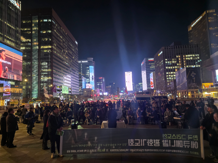 지난 12일, 서울 종로구 광화문 광장에서 진행된 '한국 그리스도인 에큐메니칼 평화기도회'. 기도회 참가자들은 "중동의 전쟁과 이 땅의 눈물은 우리와 무관하지 않다"며 "인류는 예수 그리스도의 사랑 안에서 서로 연결된 한 공동체"라고 고백했다. 사진 오요셉 기자.