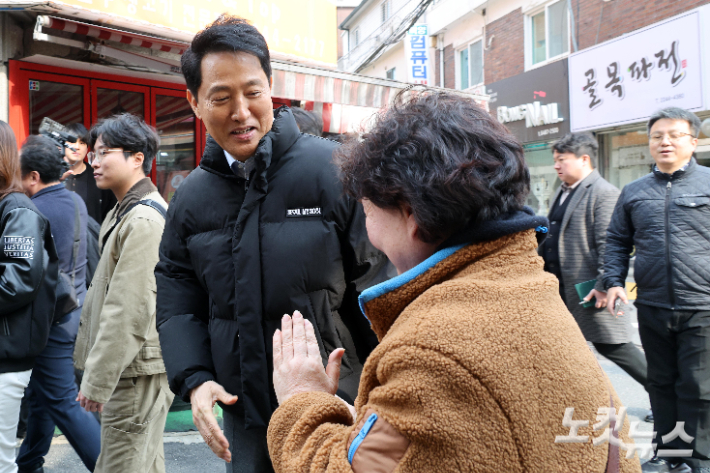 오세훈 서울시장이 9일 서울 동대문구 휘경동 일대에서 전·월세 청년 주거난 관련 현장 방문 중 한 시민과 인사하고 있다. 박종민 기자