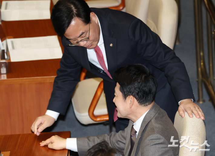 12일 서울 여의도 국회에서 열린 제433회 국회(임시회) 제1차 본회의에서 국민의힘 장동혁 대표와 송언석 원내대표가 대화를 하고 있다. 윤창원 기자