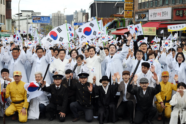 3·13 밀양만세운동 행사 참여자들이 만세삼창을 외치고 있다. 밀양시 제공