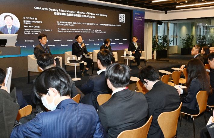 구윤철(뒷줄 왼쪽 두 번째) 부총리 겸 재정경제부 장관이 13일 오후 일본 블룸버그 도쿄지국에서 열린 '한국경제 투자설명회'에 참석해 질문에 답변하고 있다. 재정경제부 제공