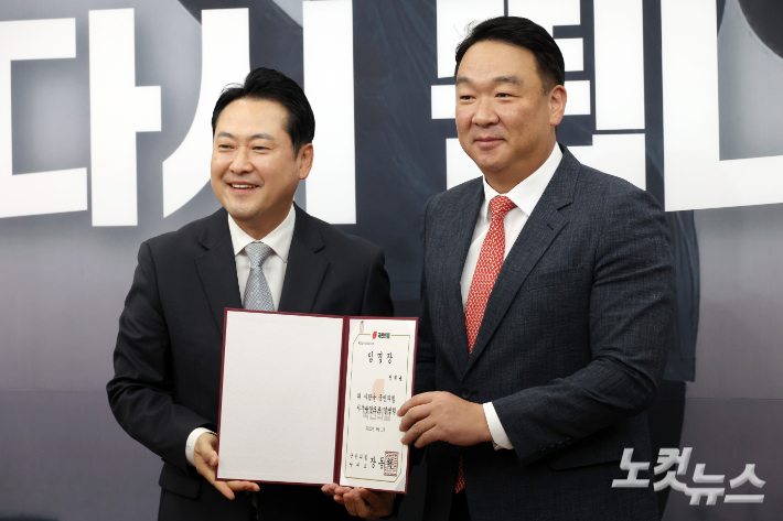 국민의힘 장동혁 대표가 18일 서울 여의도 국회에서 열린 최고위원회의에 앞서 정희용 사무총장에게 임명장을 전달하고 기념촬영을 하고 있다. 윤창원 기자