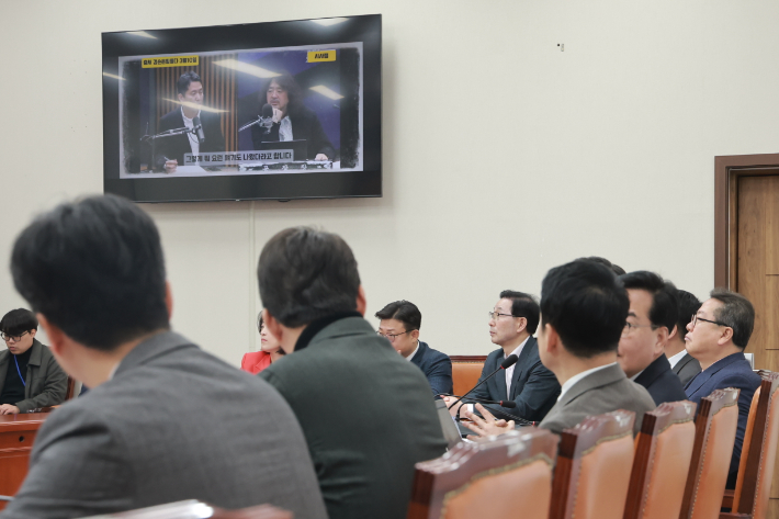 국민의힘 최고위에서 언급되는 '공소 취소 거래설'     (서울=연합뉴스) 신현우 기자 = 12일 국회에서 열린 국민의힘 최고위원회의에서 김민수 최고위원이 발언하는 가운데 '공소 취소 거래설'을 언급한 유튜브 채널 '김어준의 겸손은힘들다 뉴스공장' 영상이 나오고 있다. 2026.3.12     nowwego@yna.co.kr (끝)   <저작권자(c) 연합뉴스, 무단 전재-재배포, AI 학습 및 활용 금지> 연합뉴스