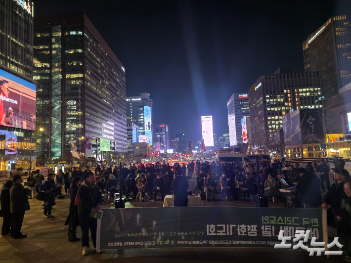 지난 12일, 서울 종로구 광화문 광장에서 진행된 '한국 그리스도인 에큐메니칼 평화기도회'. 기도회 참가자들은 "중동의 전쟁과 이 땅의 눈물은 우리와 무관하지 않다"며 "인류는 예수 그리스도의 사랑 안에서 서로 연결된 한 공동체"라고 고백했다. 오요셉 기자