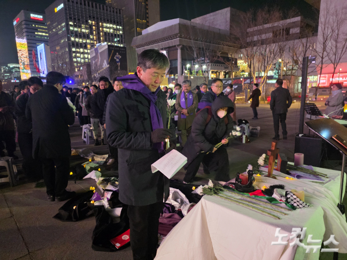 NCCK 박승렬 총무가 중동지역 전쟁의 모든 희생자를 추모하며 헌화하고 있다. 오요셉 기자