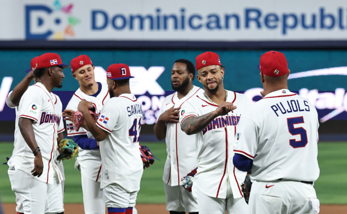 도미니카공화국 야구 대표팀이 12일(현지 시각) 미국 플로리다주 마이애미 론디포파크에서 월드베이스볼클래식(WBC) 한국과 준준결승 경기를 앞두고 훈련하고 있다. 연합뉴스 