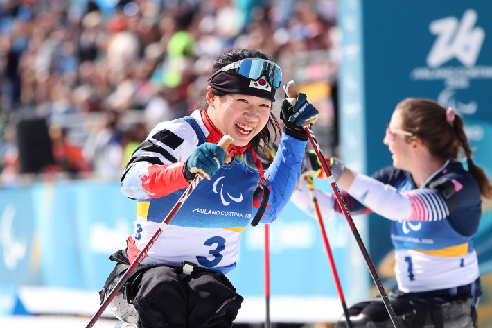 13일(현지 시각) 이탈리아 테세로 크로스컨트리 스타디움에서 열린 2026 밀라노·코르티나담페초 동계 패럴림픽 바이애슬론 여자 스프린트 추적 좌식 결선에서 김윤지가 결승선을 통과하고 있다. 11분41초6의 기록으로 은메달을 목에 걸었다. 대한장애인체육회 