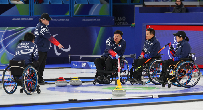 13일(현지 시각) 이탈리아 코르티나 컬링 올림픽 스타디움에서 열린 2026 밀라노·코르티나담페초 동계 패럴림픽 휠체어컬링 혼성4인조 동메달 결정전 대한민국 대 스웨덴의 경기. 임성민 감독과 선수들이 대화하고 있다. 연합뉴스 