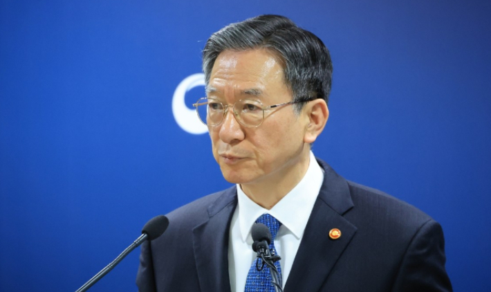 정성호 법무부 장관은 11일 김어준씨 유튜브 채널에서 제기된 이재명 대통령과 관련한 이른바 '공소취소 거래설'에 대해 "검사들에게 특정 사건 관련 공소 취소에 대해 말한 사실이 없다"고 강조했다. 연합뉴스