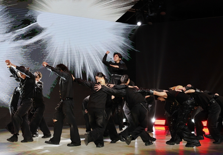 지난 3일 열린 미니 3집 '더 그레이티스트 배틀' 쇼케이스에서 타이틀곡 '원 맨 아미' 무대를 하는 모습. 연합뉴스