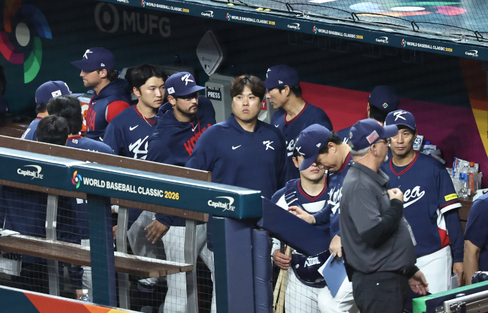 13일(현지 시각) 미국 플로리다주 마이애미 론디포파크에서 열린 월드베이스볼클래식(WBC) 대한민국 대 도미니카공화국 준준결승전. 7회말 심판의 콜드게임 선언으로 0-10에 게임을 종료, 패배한 한국 선수들이 아쉬워하고 있다. 연합뉴스 