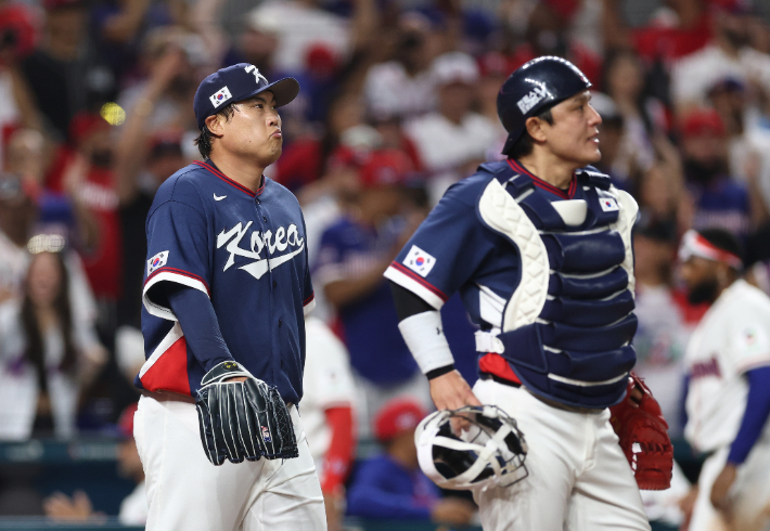 13일(현지시간) 미국 플로리다주 마이애미 론디포파크에서 열린 월드베이스볼클래식(WBC) 대한민국 대 도미니카공화국 준준결승전. 2회말 2사 1, 2루 한국 선발투수 류현진이 상대에게 3점을 내준 뒤 마운드에 올라온 포수 박동원과 아쉬워하고 있다. 연합뉴스 