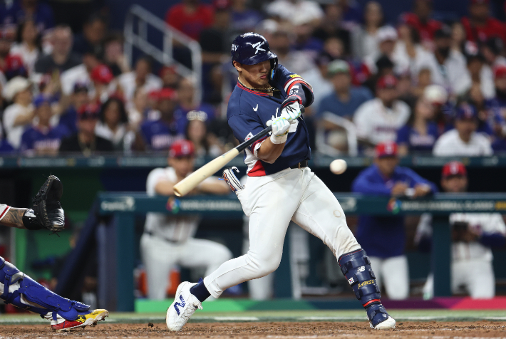 '주자 있었더라면…' 13일(현지시간) 미국 플로리다주 마이애미 론디포파크에서 열린 월드베이스볼클래식(WBC) 대한민국 대 도미니카공화국 준준결승전. 4회초 2사 한국 안현민이 2루타를 치고 있다. 연합뉴스 