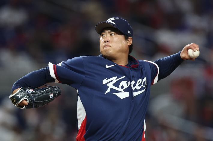 13일(현지 시각)  미국 플로리다주 마이애미 론디포파크에서 열린 월드베이스볼클래식(WBC) 대한민국 대 도미니카공화국의 8강전. 한국 선발 투수 류현진이 1회말 역투하고 있다. 연합뉴스 