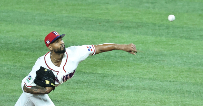 13일(현지 시간) 미국 플로리다주 마이애미 론디포파크에서 열린 월드베이스볼클래식(WBC) 대한민국 대 도미니카공화국의 8강전. 5회말 도미니카공화국 선발 투수 크리스토페르 산체스가 역투하고 있다. 연합뉴스 