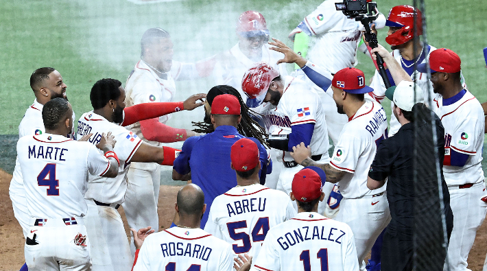 13일(현지 시각) 미국 플로리다주 마이애미 론디포파크에서 열린 월드베이스볼클래식(WBC) 대한민국과 도미니카공화국의 8강전. 7회말 2사 1, 3루 도미니카 웰스가 3점 홈런을 치고 홈에서 동료 선수들의 축하를 받고 있다. 연합뉴스 