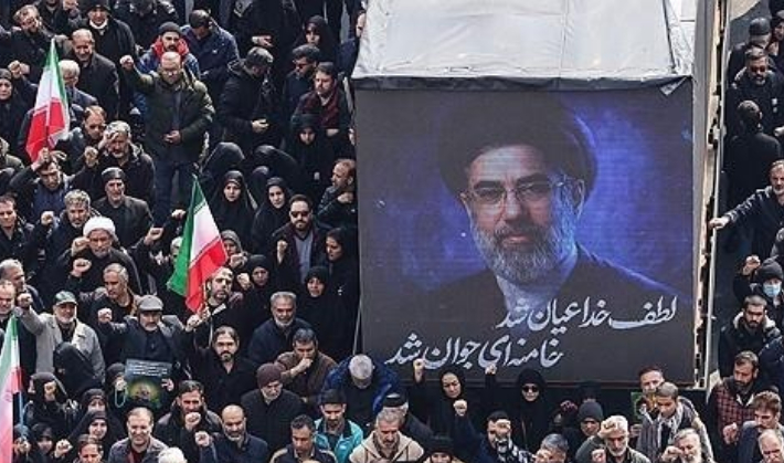 이란 테헤란 광장에 등장한 모즈타바 대형 사진. 연합뉴스