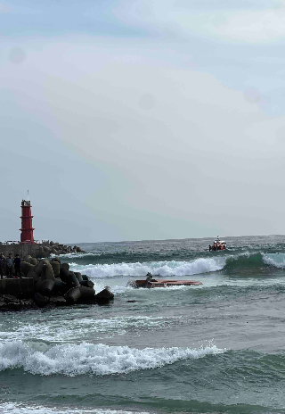 양양군 낙산항 어선 전복 사고 현장. 강원소방본부 제공