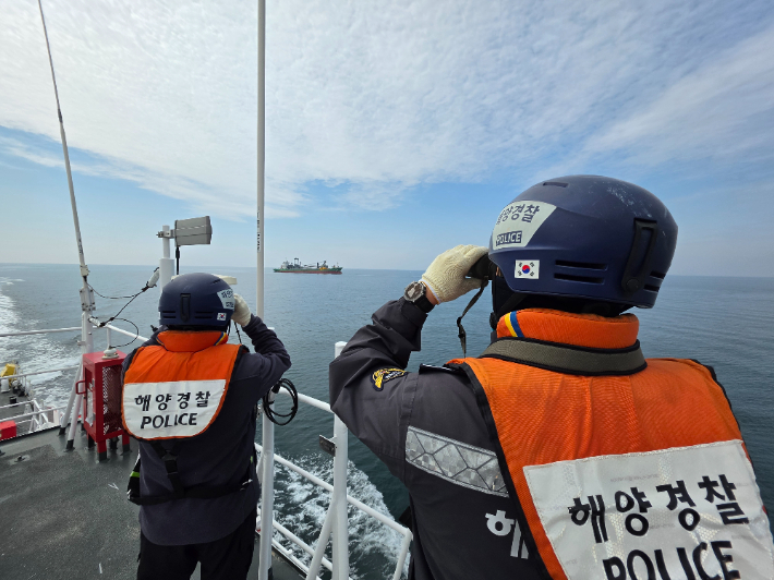 수색 중인 해경. 전북 부안해양경찰서 제공