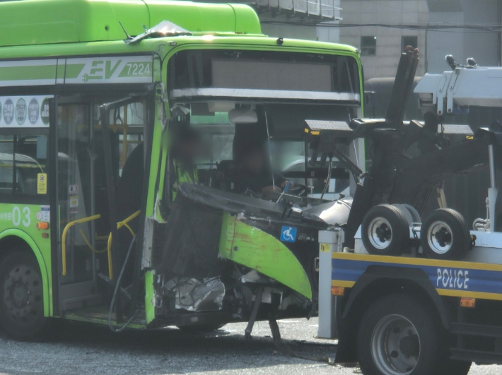 사고가 난 광역버스. 연합뉴스