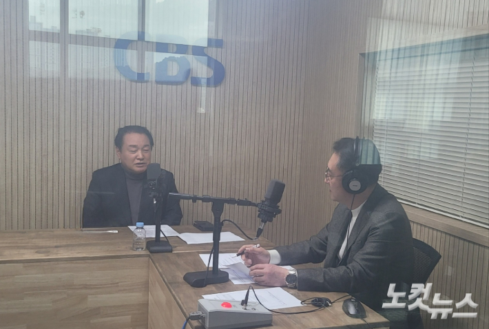 왼쪽부터 이성희 청주상당신협 이사장, 김종현 앵커. 충북CBS