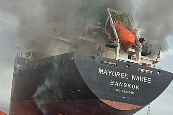 이란 공격으로 불이 붙은 태국 선적 마유리나리호. 연합뉴스